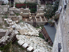 I resti del teatro romano (parte della cavea con sedili e parte della scena)